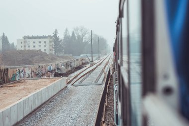 Tren rayı inşaatı, taze beton yatakları ve çakıllı raylar yeni raylar almaya hazır. Trenden geçerken görüldü.