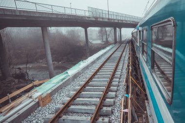 Soğuk bir kış gününde, Ljubljana Dolgi tren istasyonunda, yeni demiryolu işçileri ile devam ediyor. Fotoğraf geçen bir trenden çekildi..
