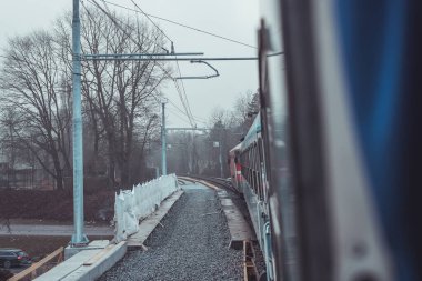 Tren raylarında çalışıyor. Ljubljana şehrindeki ikinci demiryolu hattında inşaat alanı, demiryolu ağının yenilenmesi. Soğuk kış ayarı.