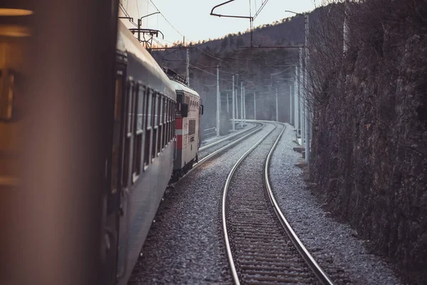 Pov Viaggiare Con Treno Vecchio Stile Due Binari Ferroviari Nebbiosa — Foto Stock