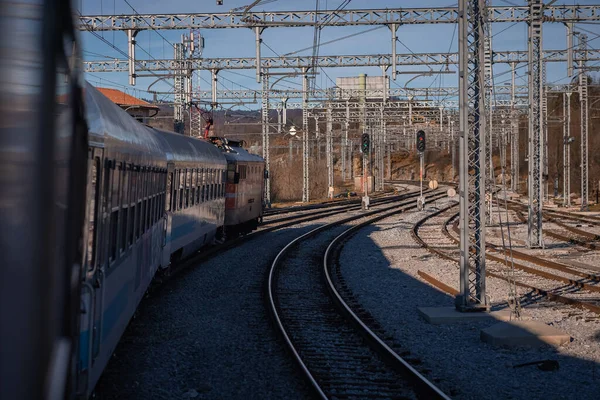 晴れた冬の日には ポジョナからリュブリャナへ電車に乗ってください 電車の線路上の緑の信号 古いタイプの旅客列車は過去に急いで — ストック写真