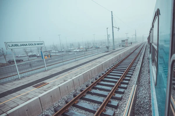 En çok soğuk bir kış gününde Ljubljana Dolgi tren istasyonunda ahşap yataklı vagonda yeni demiryolu devam ediyor. Fotoğraf geçen bir trenden çekildi..