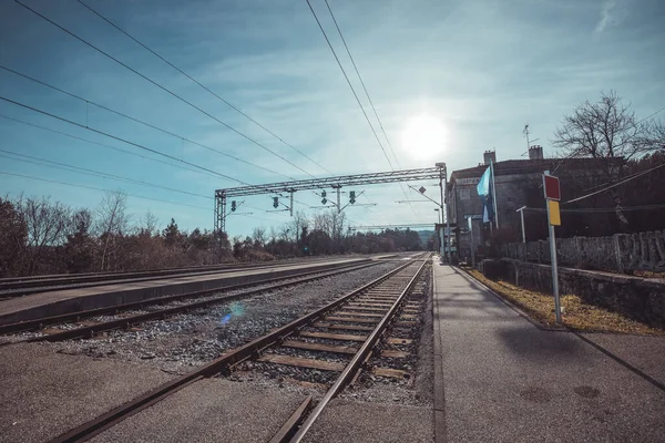 Sapjane Deki Sınır Tren Istasyonu Sıcak Bir Kış Güneşinde Yıkanıyor — Stok fotoğraf