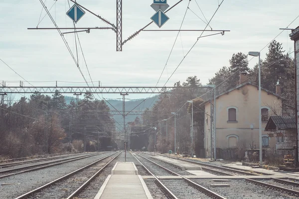 Sapjane Deki Sınır Tren Istasyonu Sıcak Bir Kış Güneşinde Yıkanıyor — Stok fotoğraf