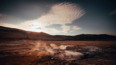 İzlanda 'da Myvatn Gölü' ne yakın bir yerde jeotermal çamur birikintisi var. Sülfür dumanı ve baloncuklu çamur göllerinin zemin manzarası..