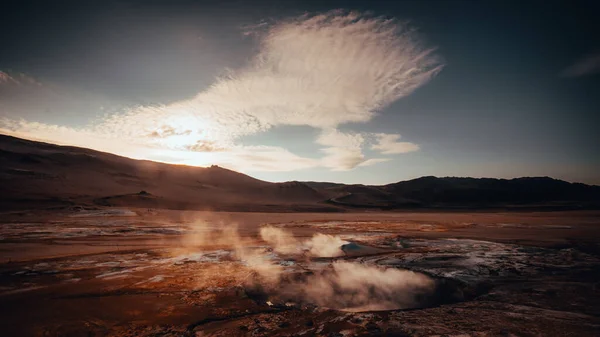 아이슬란드에서는 호수에서 가까운 진흙탕에서 발원한다 연기와 거품이이는 호수의 — 스톡 사진