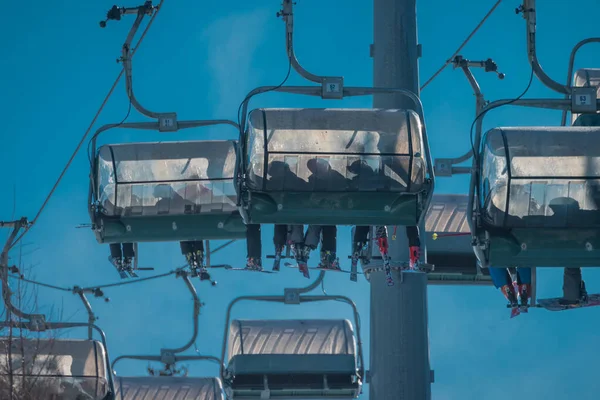 Bunch People Viewed Back Modern Ski Lift Sunny Day — Fotografia de Stock