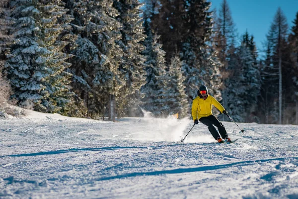 ファッショナブルな服の若者は 晴れた日にスキー場のカメラに向かってスキーです スキー場で彫刻や彫刻 完璧な天気 強いバックライト — ストック写真
