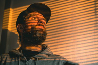 Sakallı, sakallı bir adamın portresi Venedik güneşinin gölge çizgileriyle sabah güneşinin yüzüne düşmesi..