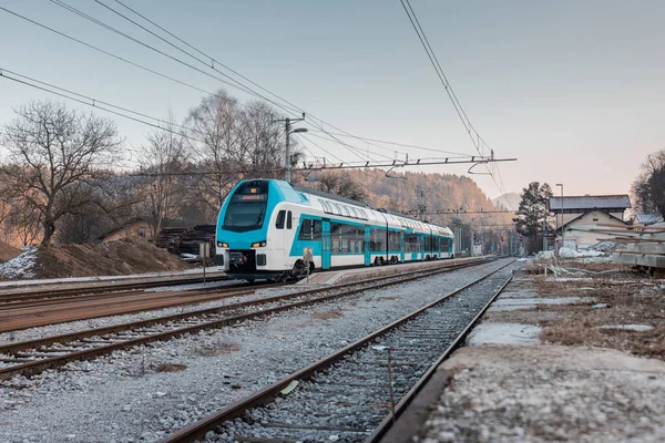 Der Moderne Slowenische Doppelstock Pendlerzug Verlässt Gerade Den Ländlichen Bahnhof — Stockfoto