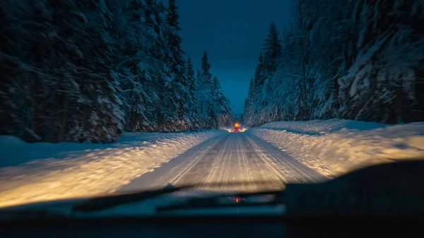 Sveç Ormanlarında Issız Düz Bir Yol Geceleri Dondurucu Soğukta Yolda — Stok fotoğraf