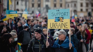 LJUBLJANA, SLOVENIA, 2.3.2022: Rusya 'nın Sloven başkenti Ljubljana' daki saldırılarına karşı Ukrayna 'ya destek için düzenlenen savaş karşıtı protesto. Kongre meydanında çok insan var.