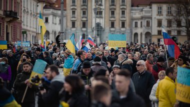 LJUBLJANA, SLOVENIA, 2.3.2022: Rusya 'nın Sloven başkenti Ljubljana' daki saldırılarına karşı Ukrayna 'ya destek için düzenlenen savaş karşıtı protesto. Kongre meydanında çok insan var.