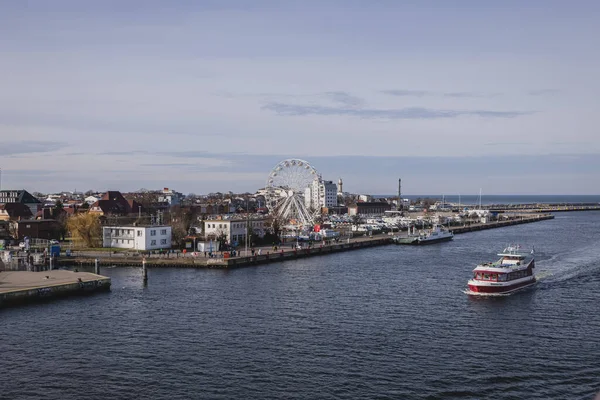 Skib Cruising Kanalen Rostock Tyskland Ganske Tæt Den Berømte Strand - Stock-foto