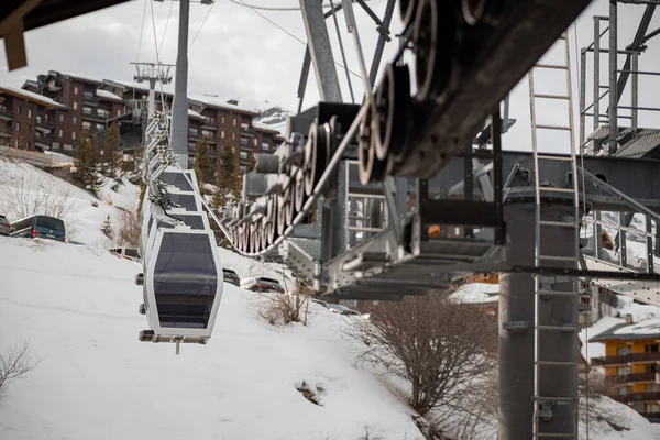 フランスのメリベルスキー場の丘の上をゆっくりと途中で停止に達し 一緒に接続された行の4つのキャビン パルス運動アクションを持つキャビンゴンドラ — ストック写真