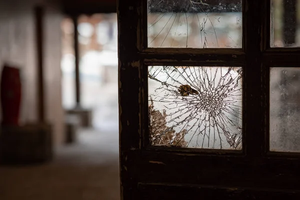 Разбитое Стекло Разбитое Окно Деревянной Рамке Двери Темная Аллея Разрушенным — стоковое фото