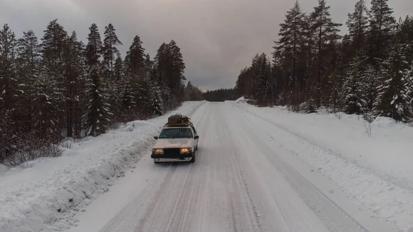Παλιό Αυτοκίνητο Στους Σουηδικούς Χιονισμένους Δρόμους Ανάμεσα Στα Δάση Αυτοκίνητο — Φωτογραφία Αρχείου