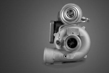 Gıcır gıcır turbo şarj aleti ya da otomotiv türbini, klasik tip ya da tarz, daha küçük turbo, turuncu arka planda izole edilmiş. Saptırıcının görünümü.