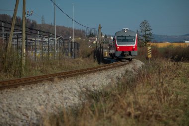 Eski tip dizel tren vagonu baharda tarlalardan geçiyor. Sloven dizeli kırsal alanda çoklu birim.
