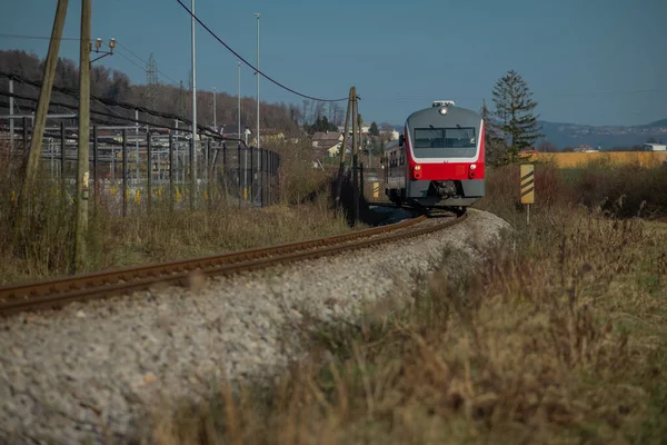 Ein Älterer Dieseltriebwagen Fährt Frühjahr Durch Die Felder Slowenischer Dieseltriebwagen — Stockfoto