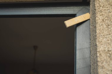 Yerleştirilmeden önce yeni pencereyi bir açıklığa yerleştirmek için iki tahta tıkaç veya sürüklenme kullanılır.