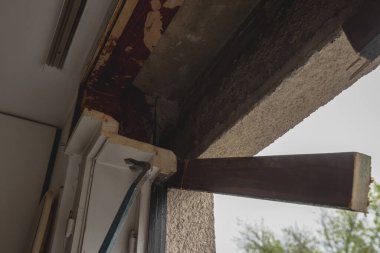 Eski bir evden kesilen eski ahşap pencereler modern üç katmanlı yalıtkan pencereler yaptırıyor. Eski ahşap çerçevenin görünür profili