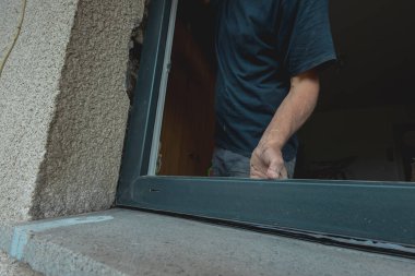 Eski pencere pervazına ya da rafa modern pencereler yerleştiriliyor. Pencere çerçevesi eski bir eve kuruluyor.