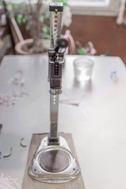 Şişe kapağını elle kapatmak için bir araç. Bira ya da şarap şişesini elle ütülemek. Elle şişelenen likör.