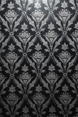 Steampunk tarzında klasik grafik ya da doku, açık gri asmalar ve siyah arkaplanda yapraklar. Dikey fotoğraf.