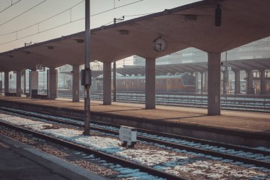 Kış zamanı Ljubljana tren istasyonundan sabah sahnesi. Tren istasyonunda soğuk kış zamanı, sisli soğuk bir duygu..