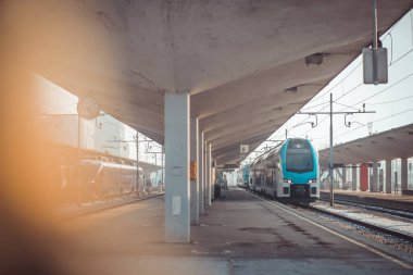 Modern çift katlı tren soğuk bir kış sabahı Ljubljana tren istasyonunda duruyor..