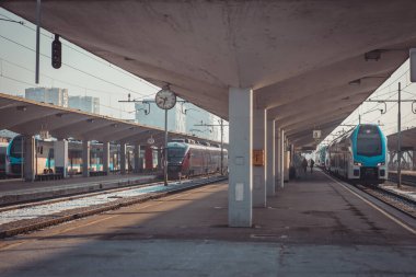 Modern çift katlı tren soğuk bir kış sabahı Ljubljana tren istasyonunda duruyor..