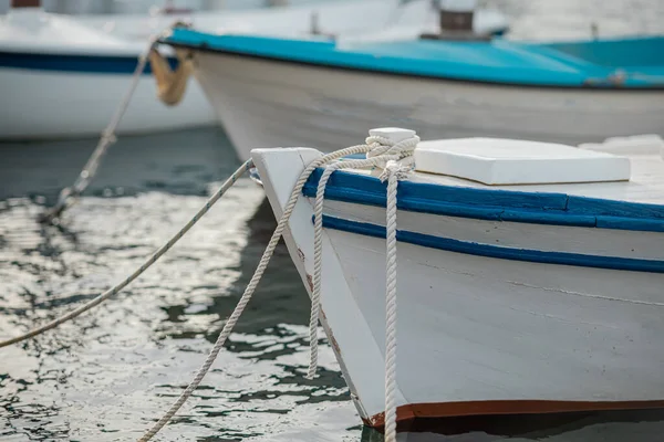 Λευκά Και Μπλε Ξύλινα Σκάφη Αγκυροβολημένα Στη Μαρίνα Του Σίμπενικ — Φωτογραφία Αρχείου