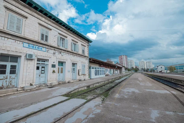 Vecchia Quasi Deserta Stazione Ferroviaria Sibenik Una Bella Città Pittoresca — Foto Stock