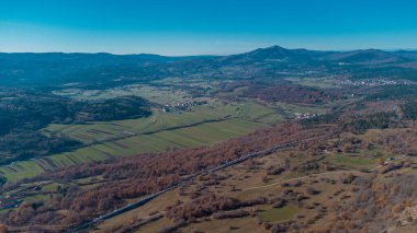 Silentabor 'un güzel insansız hava aracı panoraması, güneşli bir günde Pivka' nın etrafındaki Slovenian karst bölgesinde bir tepenin tepesinde resim gibi bir köy..