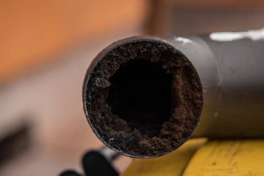 Şöminenin içinde, baca borusunun ya da baca bacasının iç kısmına katmanlı kötü bir yanma sonrası oluşan is tabakası. Yangın için tehlikeli bir durum, yangın tehlikesi.