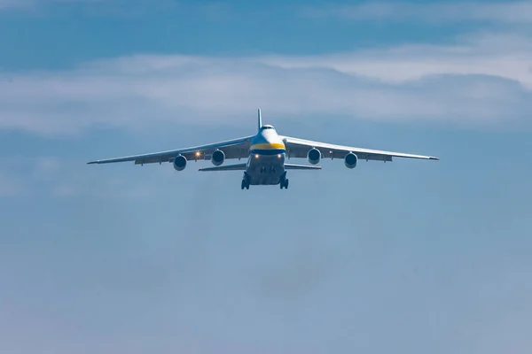 Enormi Aerei Cargo Stanno Avvicinando Alla Pista Stanno Atterrare Aeroporto — Foto Stock