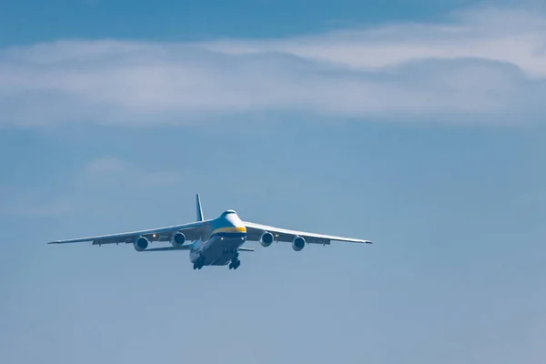 Enormi Aerei Cargo Stanno Avvicinando Alla Pista Stanno Atterrare Aeroporto — Foto Stock