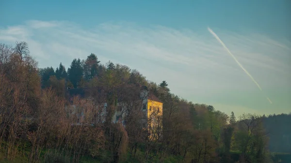 太阳光照亮了斯洛文尼亚利蒂嘉附近一座城堡的遗迹 该城堡藏在树上 — 图库照片