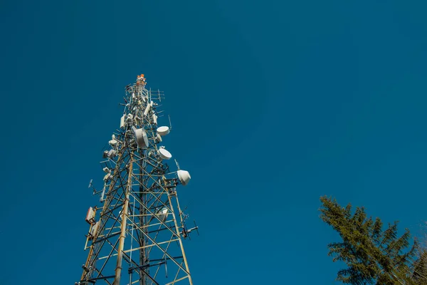 Antena Telewizyjna Lub Radiowa Wieża Komunikacyjna Szczycie Wzgórza Małej Polanie — Zdjęcie stockowe