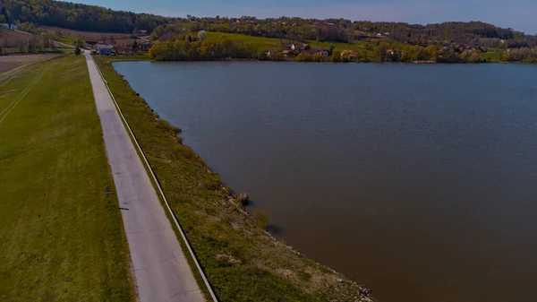 斯洛维尼亚东部莱德瓦河上的一个灌溉和防洪堤的空中景观 在阳光明媚的夏日形成了在堤坝后面的莱达夫斯克Jezero湖 — 图库照片