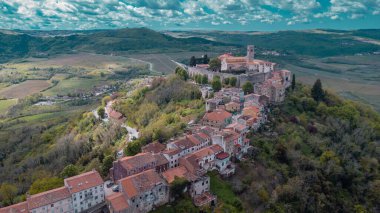 Hırvatistan 'ın İstria kentindeki muhteşem Motovun köyünün hava aracı görüntüsü. Güneşli bir günde hoş, tüylü bulutlar. Idyllic view of picoresque istrian village