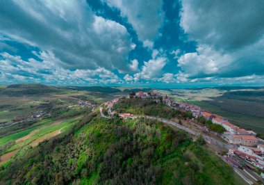 Hırvatistan 'ın İstria kentindeki muhteşem Motovun köyünün hava aracı panoraması. Güneşli bir günde şirin, tüylü bulutlar. Idyllic view of picoresque istrian village.