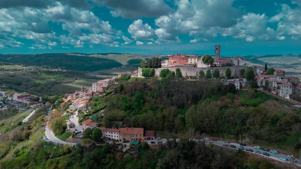 Hırvatistan 'ın İstria kentindeki muhteşem Motovun köyünün hava aracı görüntüsü. Güneşli bir günde hoş, tüylü bulutlar. Idyllic view of picoresque istrian village.