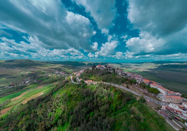 Hırvatistan Stria Kentindeki Muhteşem Motovun Köyünün Hava Aracı Panoraması Güneşli — Stok fotoğraf