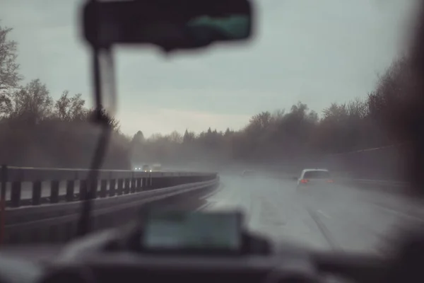 Silny Deszcz Austriackiej Lub Niemieckiej Autostradzie Widoczne Wycieraczki Czyszczą Krople — Zdjęcie stockowe