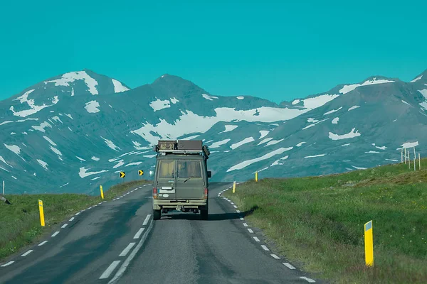 Rear View Adventure Offroad Vehicle Traveling Icelandic Roads Mountains Epic — Fotografia de Stock