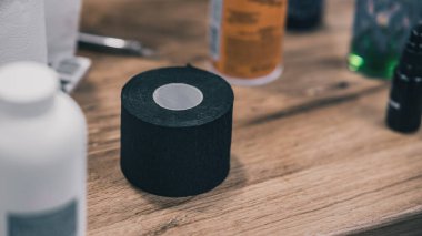 Boyun ve saç dökülmesini önlemek için berber ve kuaför tarafından kullanılan siyah boyunluk bandı veya kağıt rulosu. Berber dükkanında masanın üstünde yuvarlan..