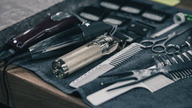 Berberin kullandığı farklı aletlerin koleksiyonu, makas, jilet, tarak vs..