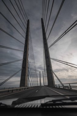 Kevaşe köprüsünden geçen bir arabanın POV 'u, Kopenhag ve Malmö arasında bir otoyol ile bağlantı kuruyor..